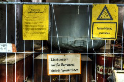 Ein Haufen Schilder auf einem Metallzaun