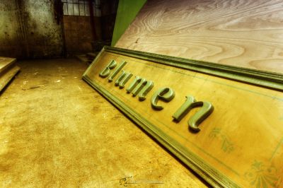 Ein Schild, das an einer Wand steht