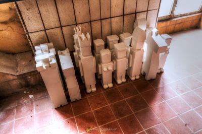 Eine Gruppe weißer Gebäude, die auf einem gefliesten Boden sitzen