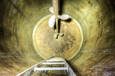 Ein Boot ist in einem großen, schmutzig, schmutzig, schmutzig, schmutzig, schmutzig, schmutzig, schmutzig