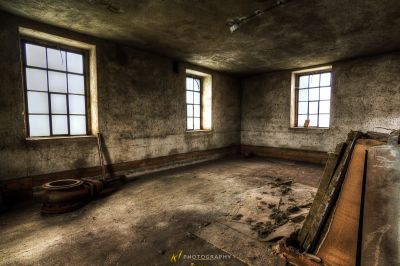 Ein Zimmer mit Toilette und Fenster