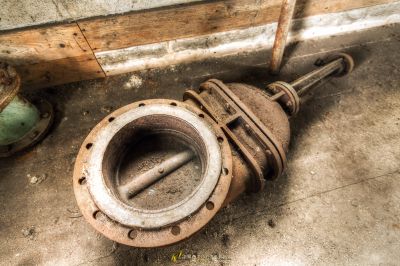 Eine schmutzige Toilette mit einem kaputten Deckel und einer kaputten Toilette