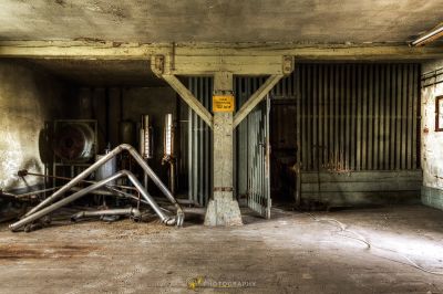 Ein Zimmer mit einem Haufen Pfeifen und einem Schild