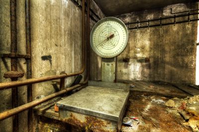 Eine große Uhr, die auf einem Metalltisch sitzt