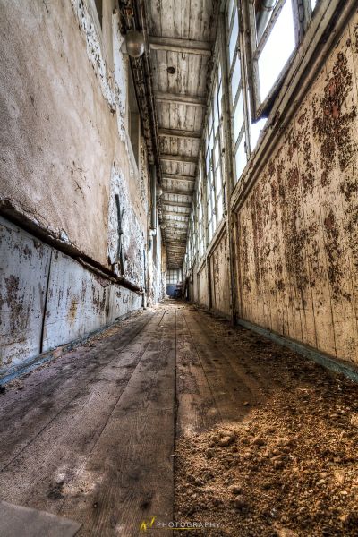 Ein langer Flur mit viel Graffiti an den Wänden