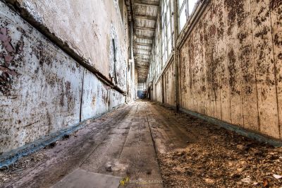 Eine schmutzige Gasse mit vielen Trümmern auf dem Boden