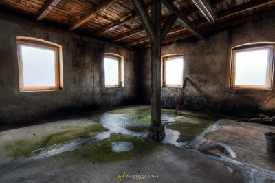 Ein Zimmer mit Fenster und Waschbecken