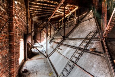 Ein sehr altes Gebäude mit vielen Trümmern