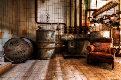 Ein Zimmer mit einem Stuhl, einem Fass und einem Fass