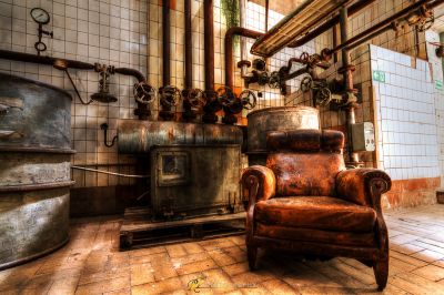 Ein Stuhl in einem Zimmer mit Herd und Stuhl