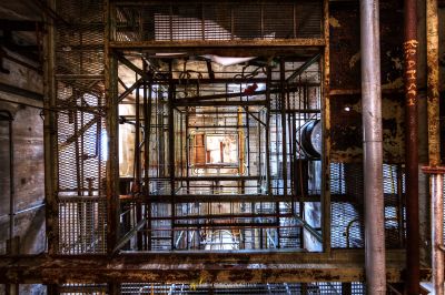 Ein sehr altes Gebäude mit viel Rost