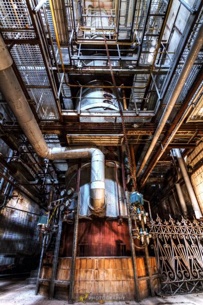 Ein großer Maschinenraum mit einer großen Maschine