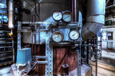 Eine große Maschine mit einer Reihe von Uhren