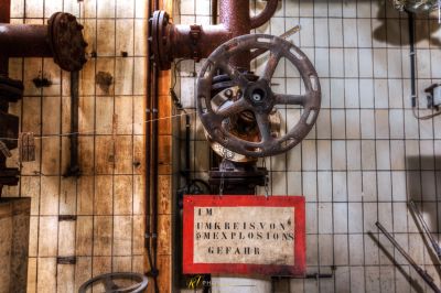 Ein Metallobjekt an einer Wand mit einem Schild