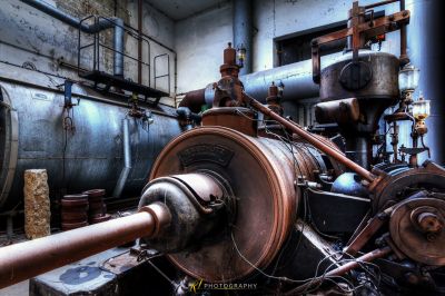 Eine Maschine sitzt in einem Raum mit vielen Rohren