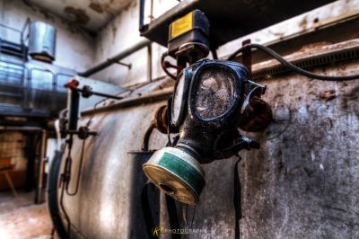 Eine Gasmaske, die an einer Wand hängt