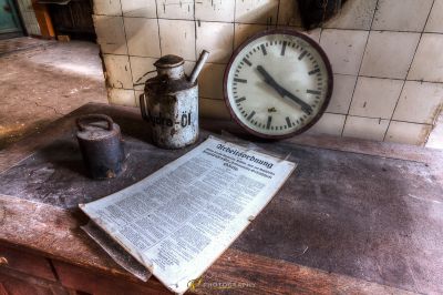 Eine Zeitung und eine Uhr auf einem Tisch