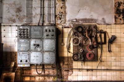 Eine schmutzige Küche mit einem Herd und einer schmutzigen Wand