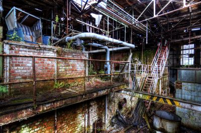 Ein sehr altes Gebäude mit viel Rost