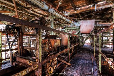 Ein rostiger alter Maschinenraum mit viel Rost
