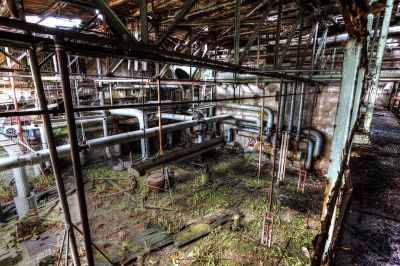 Ein sehr altes Gebäude mit vielen Rohren