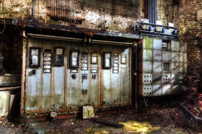 Ein verfallenes Gebäude mit einer kaputten Tür und einer kaputten Toilette