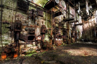 Ein sehr altes Gebäude mit viel Rost