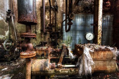 Ein schmutziges Zimmer mit einer Uhr und einem Haufen Junks