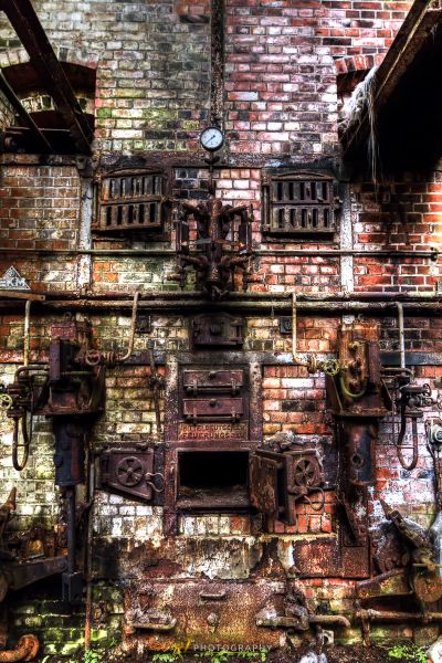 Ein altes Backsteingebäude mit vielen rostigen Gegenständen