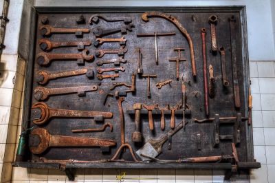 Ein Haufen Werkzeuge auf einem schwarzen Tablett