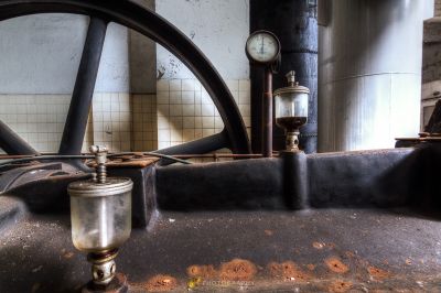 Eine schmutzige Küche mit einem großen Metalltopf