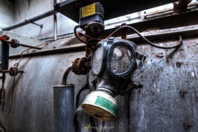 Eine Gasmaske, die an einer Wand hängt