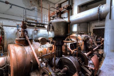 Ein großer Maschinenraum mit vielen Maschinen