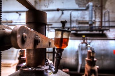 Eine Maschine arbeitet an einem Stück Metall