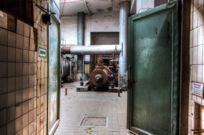 Ein Zimmer mit einer großen grünen Tür und einer großen grünen Tür