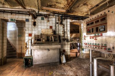 Eine schmutzige Küche mit vielen cls