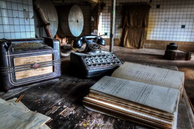Ein Haufen Papiere und ein Telefon auf einem Tisch