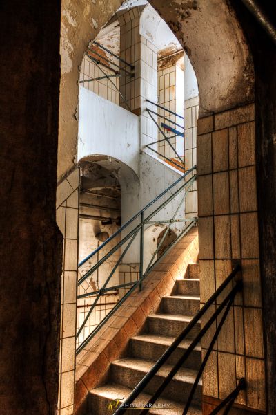 Eine Treppe mit einem Metall-Handlauf und einem Metall-Handlauf