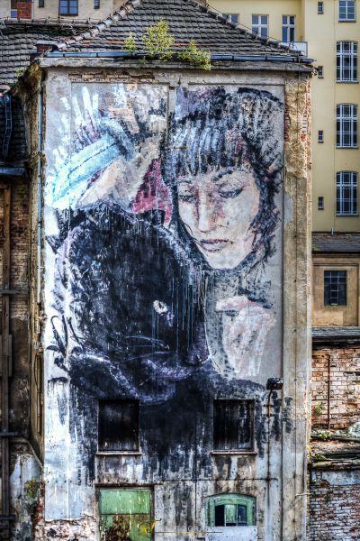 Ein großes Wandbild einer Frau auf einem Gebäude