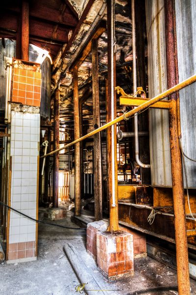 Ein großer Raum mit einem Haufen Pfeifen