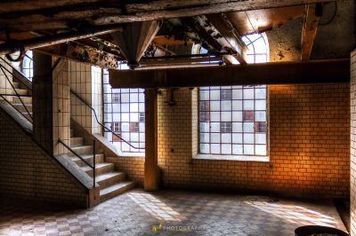 Ein Zimmer mit einer Treppe und einem Fenster