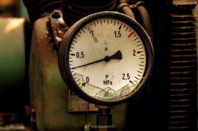 Eine Nahaufnahme eines Messgeräts an einer Maschine