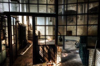 Ein Zimmer mit einer Tür und einem Fenster