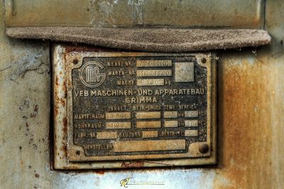 Ein Schild an einer Wand, das lautet: 