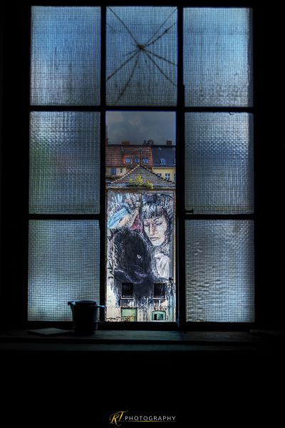 Ein Fenster mit einem Bild eines Mannes darauf