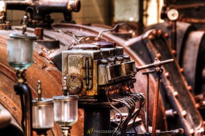 Eine Nahaufnahme einer Maschine mit viel Rost