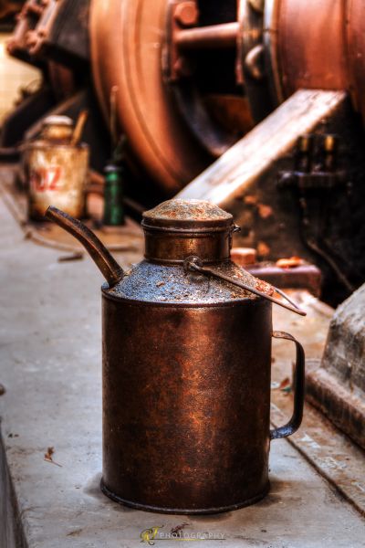 Ein rostiger alter Metalltopf mit einem Löffel
