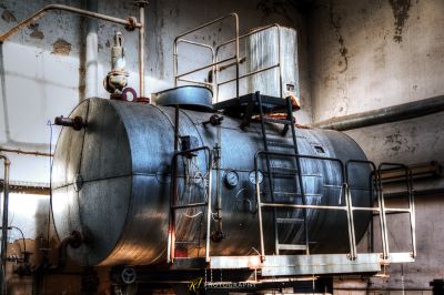 Ein großer Metalltank