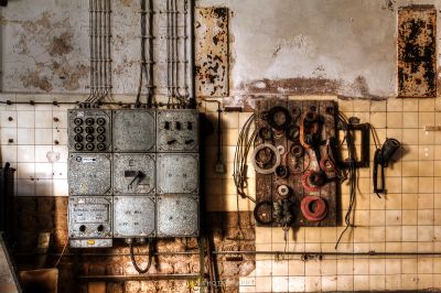 Eine schmutzige Küche mit einem Haufen von Werkzeugen, die an der Wand hängen