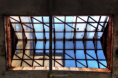 Ein Fenster mit Blick auf ein Gebäude